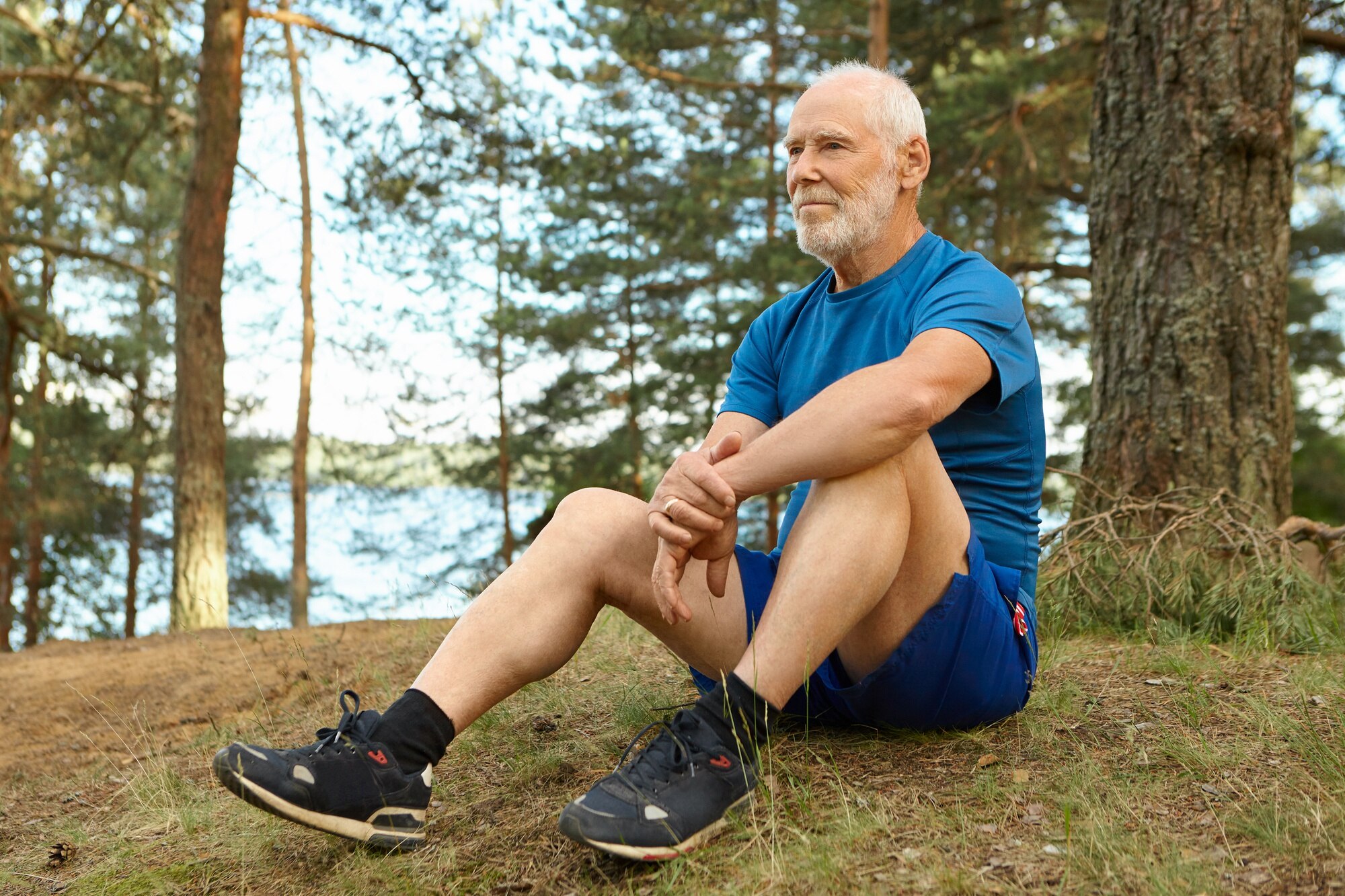Persona adulta trotando en un parque verde, representando el movimiento articular activo y saludable